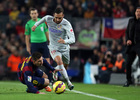 Temporada 14-15. Jornada 18. FC Barcelona-Atlético de Madrid. Gámez se lleva un balón ante la mirada de Messi.