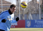 temporada 14/15. Entrenamiento en la ciudad deportiva de Majadahonda. Mandzukic golpeando un balón de cabeza durante el entrenamiento