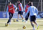 temporada 14/15. Entrenamiento en la ciudad deportiva de Majadahonda. Mario Suárez con el balón durante el entrenamiento