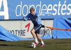 temporada 14/15. Entrenamiento en el estadio Vicente Calderón. Torres conduciendo un balón durante el entrenamiento