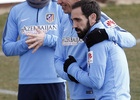 temporada 14/15. Entrenamiento en la ciudad deportiva de Majadahonda. Mandzukic y Juanfran bromeando durante el entrenamiento