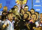 Correa, con el trofeo de campeón Sudamericano Sub 20 conquistado con Argentina