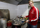 Fernando Torres cocina un plato