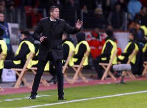 Temporada 14-15. Octavos de Final de Champions League. Bayer Leverkusen-Atlético de Madrid. Simeone dando órdenes a los suyos.