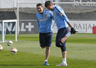 temporada 14/15. Entrenamiento en la ciudad deportiva de Majadahonda. Koke y Mandzukic bromeando durante el entrenamiento