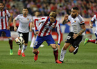 Temporada 14-15. Jornada 26. Atlético de Madrid - Valencia. Torres se lleva el balón ante Otamendi.