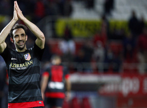 Temporada 12/13. Partido. Semifinales de la Copa del Rey. Juanfran saludando a los aficionados tras el partido en el Pizjuán