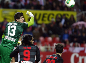 Temporada 12/13. Partido. Semifinales de la Copa del Rey. Courtois saltando a por un balón durante el partido en el Pizjuán