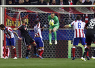 temporada 14/15. Partido Atlético Bayer de Champions. Oblak deteniendo un balón durante el partido