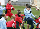 temporada 14/15. Entrenamiento en la ciudad deportiva de Majadahonda. Raúl Jiménez rematando un balón de cabeza durante el entrenamiento