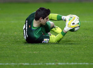 Temporada 12/13. Partido. Semifinales de la Copa del Rey. Courtois detiene un balón durante el partido en el Pizjuán