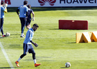 temporada 14/15. Entrenamiento en la ciudad deportiva de Majadahonda. Moyá controlando un balón  durante el entrenamiento