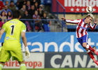 temporada 14/15. Partido Atlético de Madrid Real Sociedad. Griezmann disparando a puerta de cabeza durante el partido