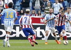 Temporada 14-15. Jornada 31. Málaga -Atlético de Madrid. Giménez saca el balón jugado.