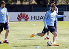 temporada 14/15. Entrenamiento en la ciudad deportiva de Majadahonda. Mario Suárez golpeando un balón durante el entrenamiento