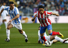Temporada 2012-13. Falcao arranca con el balón controlado ante un jugador del Málaga