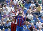 Temporada 14/15. Partido Levante - Atlético de Madrid. Mandzukic pelea con un rival para intentar llevarse de cabeza el esférico.