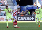 Temporada 14-15. Jornada 37. Atlético de Madrid - FC Barcelona. Fernando Torres disputa el balón con Jordi Alba.
