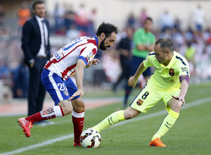 Temporada 14-15. Jornada 37. Atlético de Madrid - FC Barcelona. Juanfran busca el hueco para lanzar el pase ante la oposición de Iniesta.