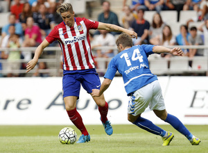 Pretemporada 2015/16. Partido Real Oviedo - Atlético de Madrid. Fernando Torres driblando al defensor de Real Oviedo.