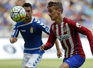 Pretemporada 2015/16. Partido Real Oviedo - Atlético de Madrid. Griezmann momentos previos a controlar el balón.