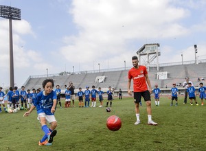 Pretemporada 2015-16. Clinic para niños en Sagan Tosu.
