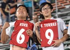 Dos fans de Koke y Torres en un entrenamiento en Saga