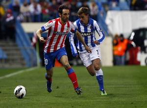 Temporada 12/13. Partido Atlético de Madrid Real Sociedad. Juanfran se va de un adversario durante el partido