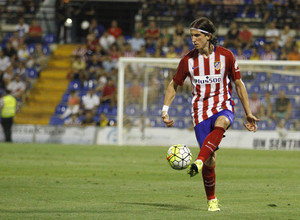 Partido amistoso Atlético de Madrid - Real Sociedad. Filipe Luis controla un balón en la banda izquierda