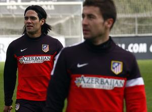 Temporada 12/13. Entrenamiento,Falcao y Gabi andando durante el entrenamiento en el Cerro del Espino