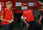 Fernando Torres baja del autobús del equipo en la llegada al hotel de concentración en Sevilla. 
