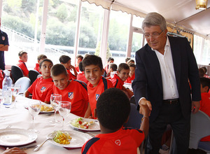 Enrique Cerezo saluda a un niño de La Academia en Lós Ángeles de San Rafael
