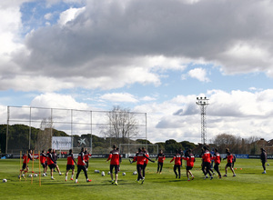 Temporada 12/13. Entrenamiento, rondos en el entrenamiento en la Ciudad Deportiva de Majadahonda, plano general