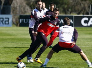 Temporada 12/13. Entrenamiento. Saúl lucha un balón con un canterano durante el entrenamiento en la ciudad deportiva de Majadahonda