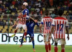 Iain Hume pelea por un balón aéreo con un defensa del Goa en el partido de la segunda jornada y que terminó 1-1