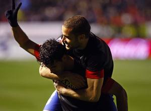 Diego Costa celebra el segundo gol ante Osasuna con Mario Suárez