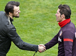 Temporada 12/13. Entrenamiento,Simeone saludando a Ujfalusi durante el entrenamiento en el Cerro del Espino