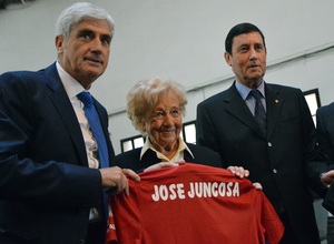 Temporada 15/16. Clemente Villaverde entrega una camiseta a la viuda de José Juncosa