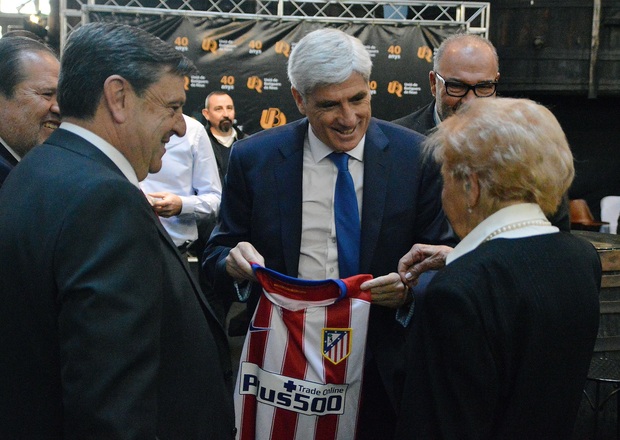 Temporada 15/16. Clemente Villaverde entrega una camiseta a la viuda de José Juncosa