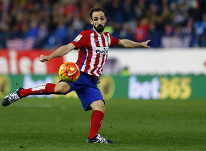 temporada 15/16. Partido Atlético Levante. Juanfran golpeando un balón durante el partido
