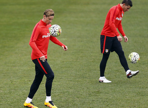 temporada 15/16. Entrenamiento en la ciudad deportiva de Majadahonda. Torres y Lucas con balón durante el entrenamiento