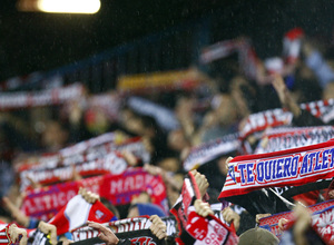 Temporada 12/13. Partido Atlético de Madrid Valencia. Bufanda atlética en el frente