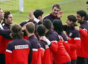 Temporada 12/13. Entrenamiento. Pasillo a Diego Costa del resto de sus compañeros durante el entrenamiento en la ciudad deportiva de Majadahonda