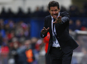 Temporada 12/13. Partido Atlético de Madrid Real Madrid. Cholo dando instrucciones