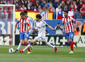 Temporada 12/13. Partido Atlético de Madrid Real Madrid.Gabi con el balón