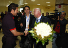 Un representante local da la bienvenida a Azerbaijan a Diego Pablo Simeone