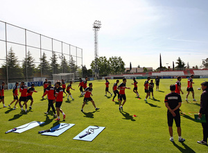 La plantilla rojiblanca realiza trabajo físico para empezar la sesión del lunes en Majadahonda