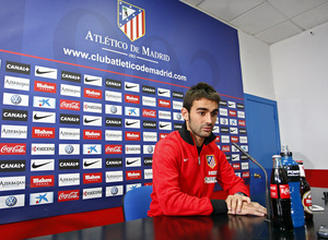 Adrián atiende a los Medios de Comunicación en una rueda de prensa en la Ciudad Deportiva de Majadahonda