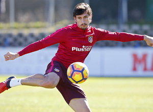 temporada 16/17. Entrenamiento en la ciudad deportiva Wanda.  Savic golpeando durante el entrenamiento