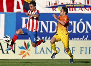 Temporada 12/13. Partido Atlético de Madrid - Barcelona. Adrián se lleva el balón